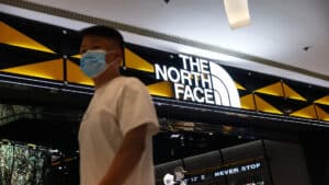 Les entreprises américaines réduisent leurs investissements en Chine en raison des tarifs.