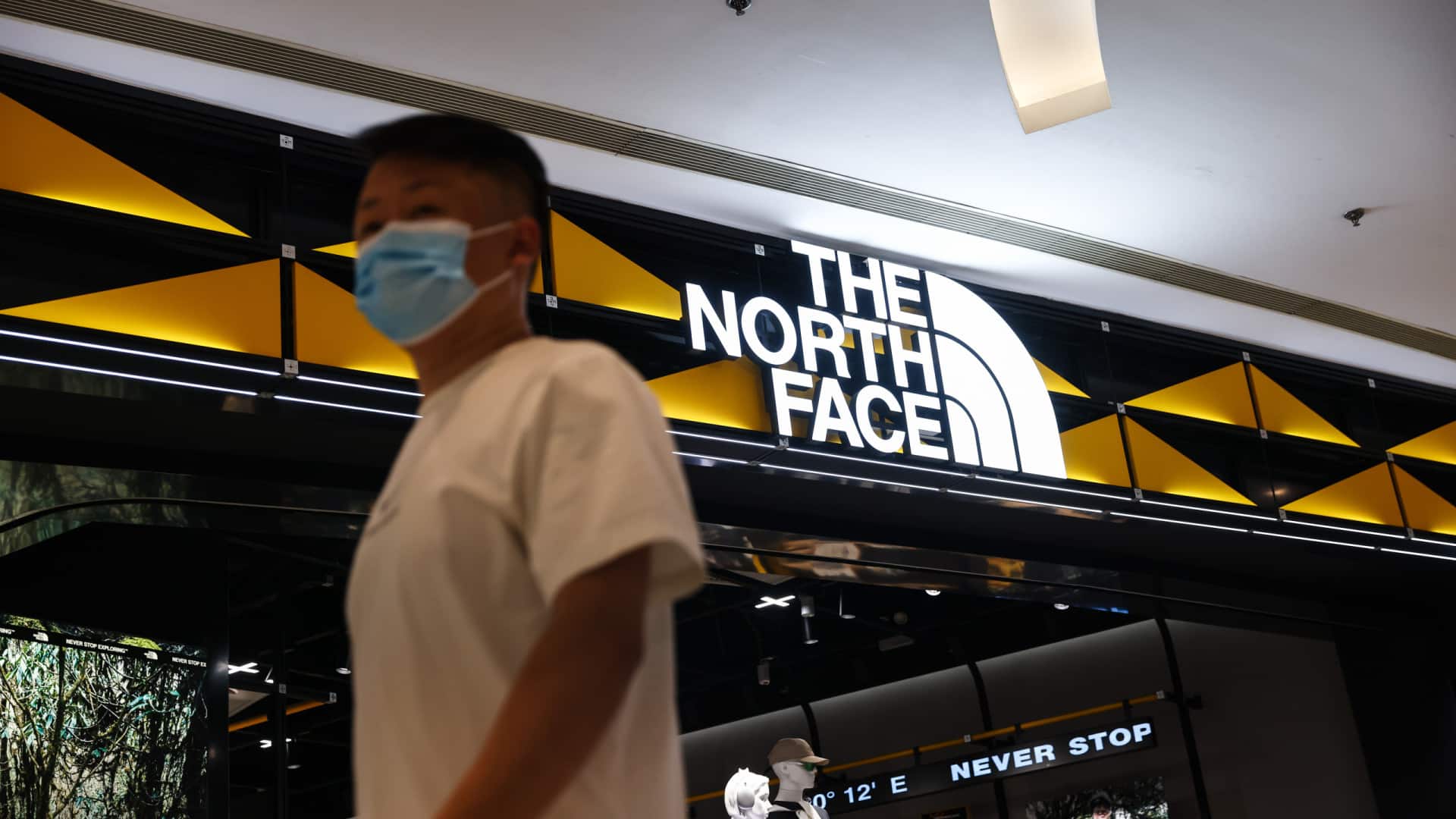 Les entreprises américaines réduisent leurs investissements en Chine en raison des tarifs.