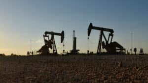 Les États-Unis sanctionnent 22 entreprises facilitant les ventes de pétrole brut iranien.