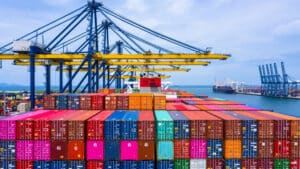 Les exportations chutent de 1,3 % au deuxième trimestre, reculant pour la première fois en un an.