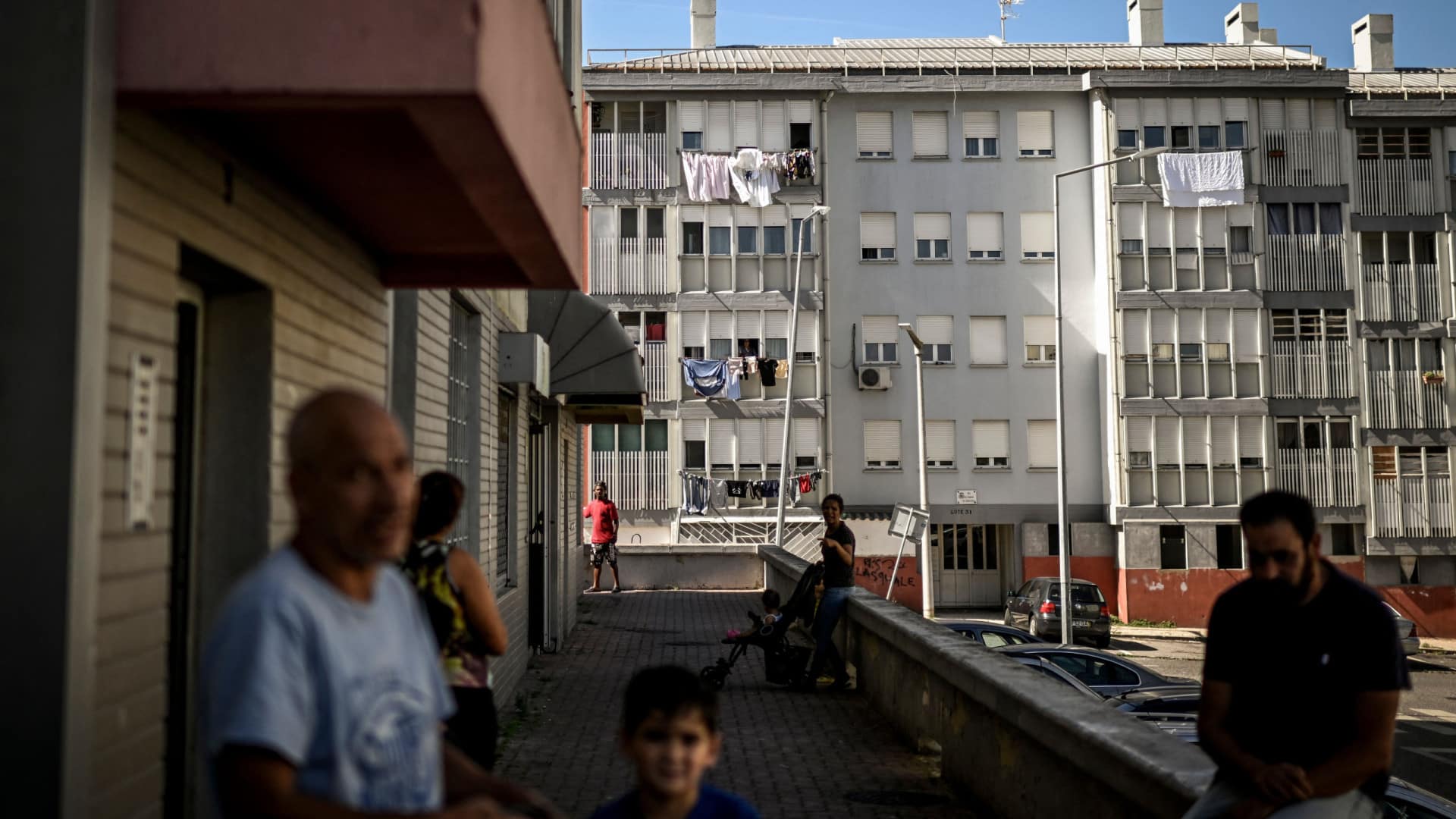 Les habitants des quartiers exigent une "vie juste" devant le siège du gouvernement.