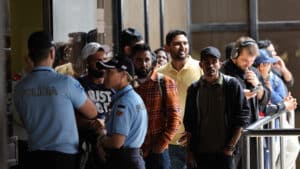 Les immigrés occupent des secteurs en déficit et affrontent une plus grande précarité.