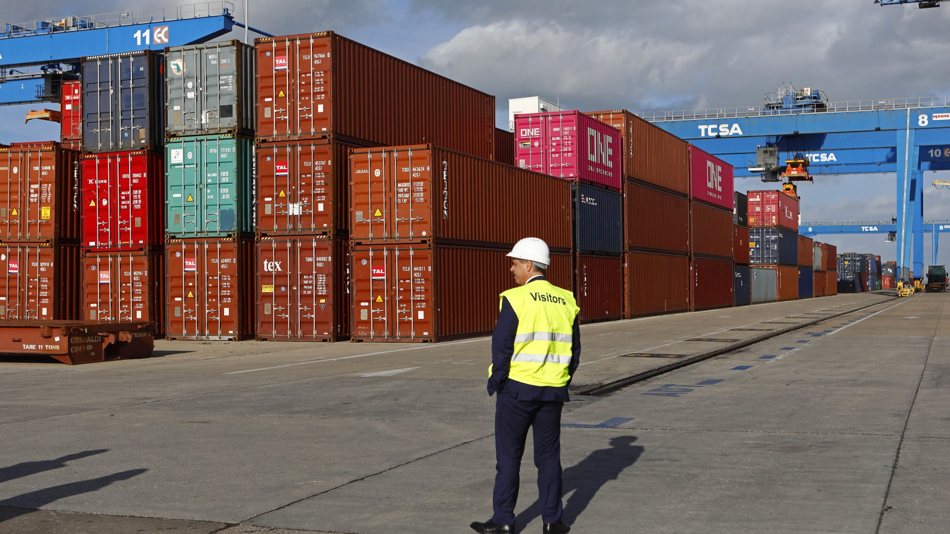 Les importations augmentent de 12 % et les exportations augmentent de 2,5 % en mai.