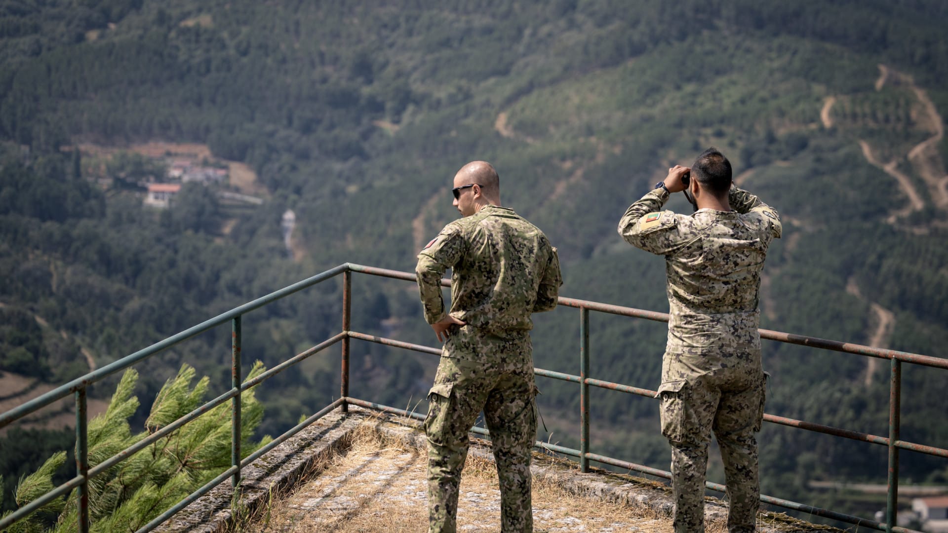 Les militaires de l'armée sont vigilants et protecteurs de la forêt en été.