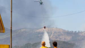 Les pompiers espèrent maîtriser les flammes à Gondomar avant la tombée de la nuit.
