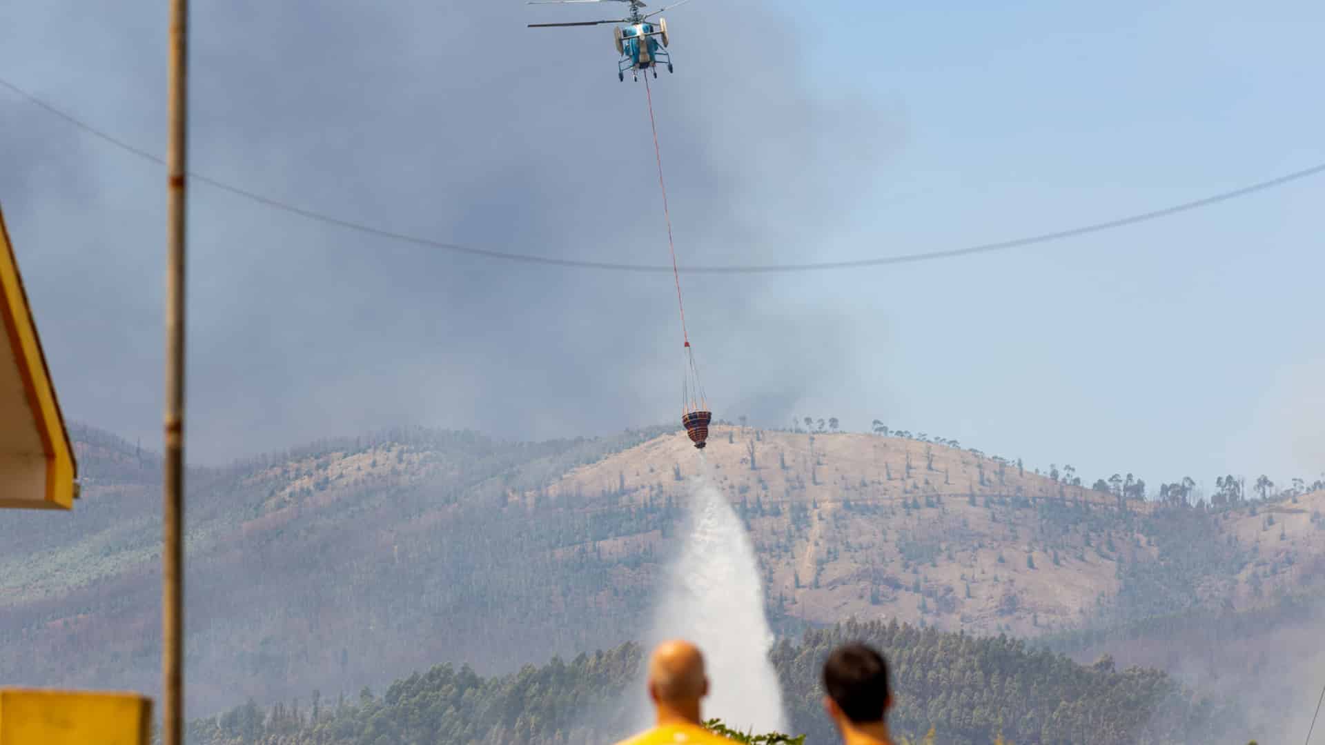 Les pompiers espèrent maîtriser les flammes à Gondomar avant la tombée de la nuit.