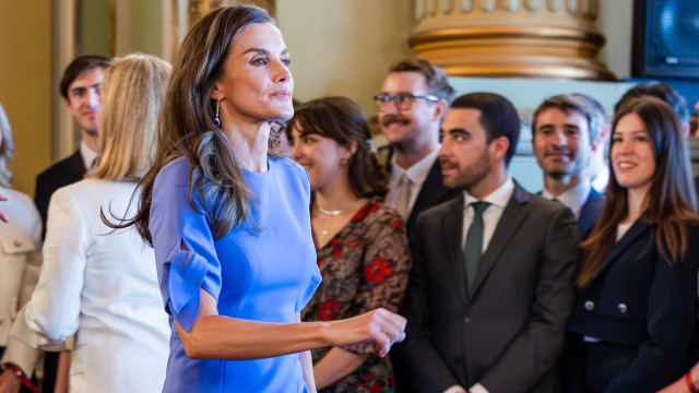 Tout sur le look coloré (et en soldes) de la reine Letizia