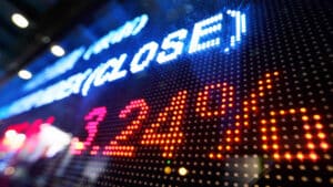 Les taux d'intérêt de la dette augmentent à deux ans et diminuent à cinq et 10 ans.