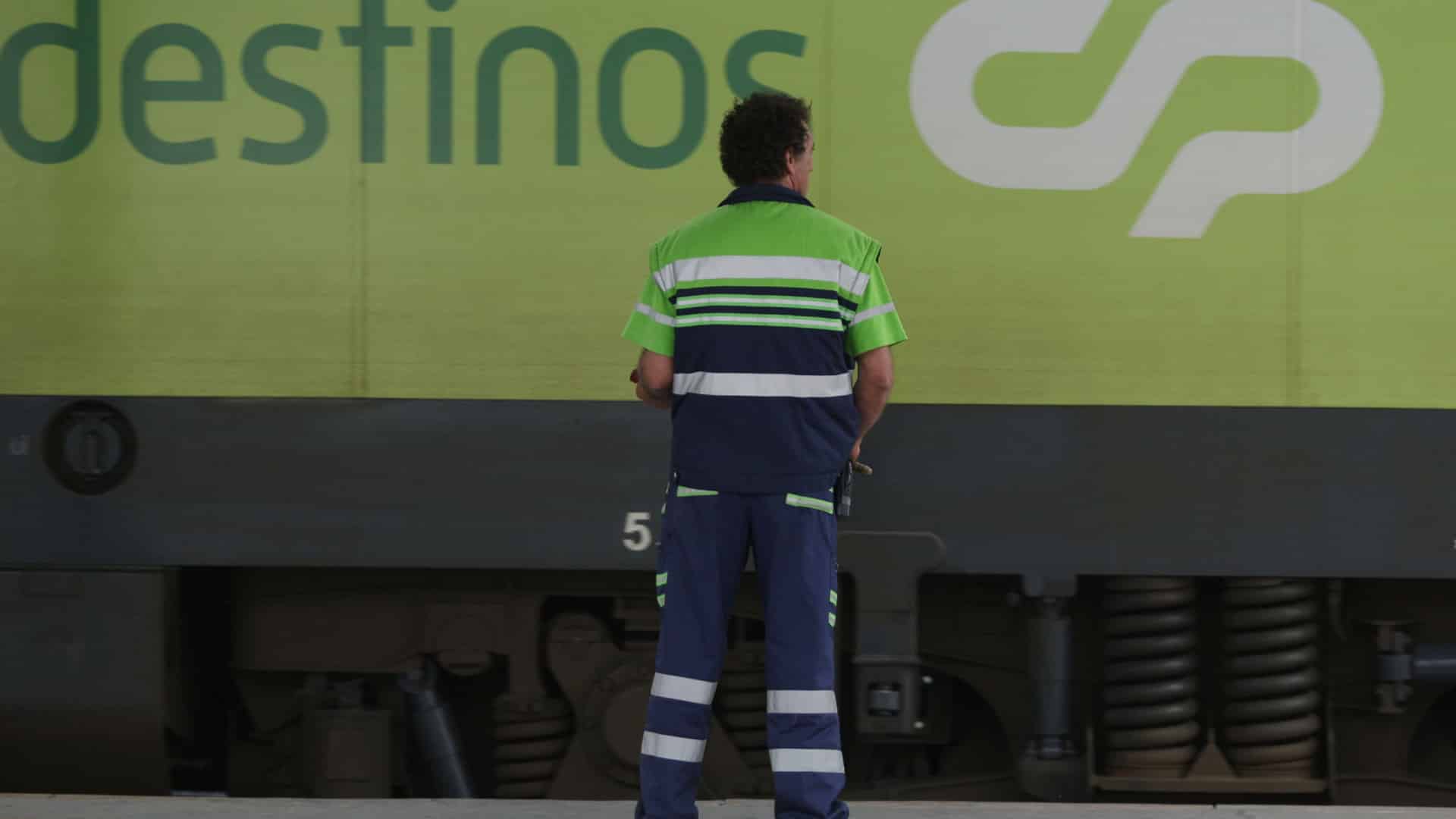 Les travailleurs des bars des trains de la CP en grève au début du service.
