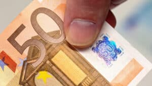 L'euro baisse pour la quatrième séance et tombe en dessous de 1,15 dollar.