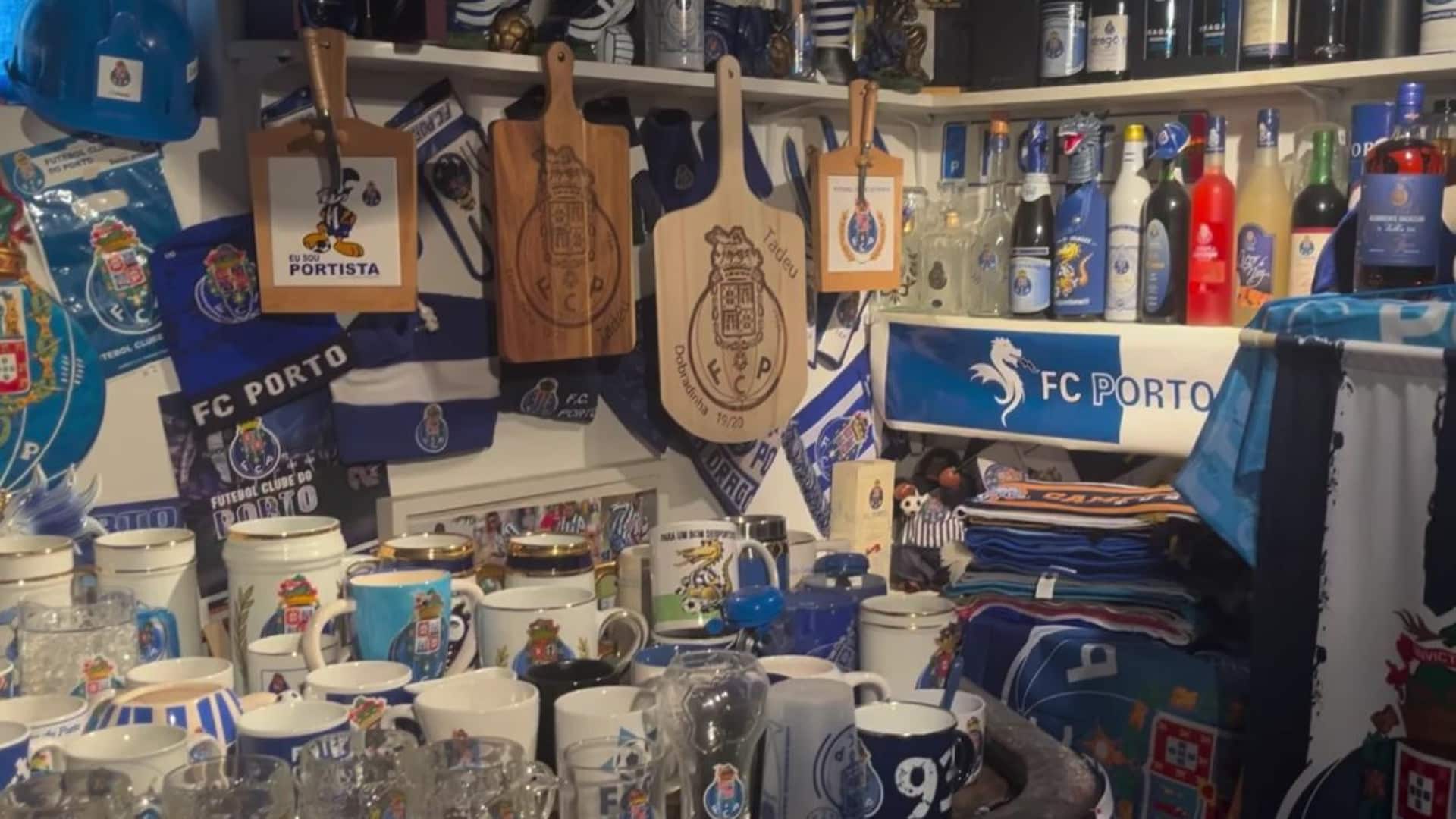 "Levo 1 mala et j'avale 3". Un Portugais aux États-Unis crée un musée du FC Porto chez lui.