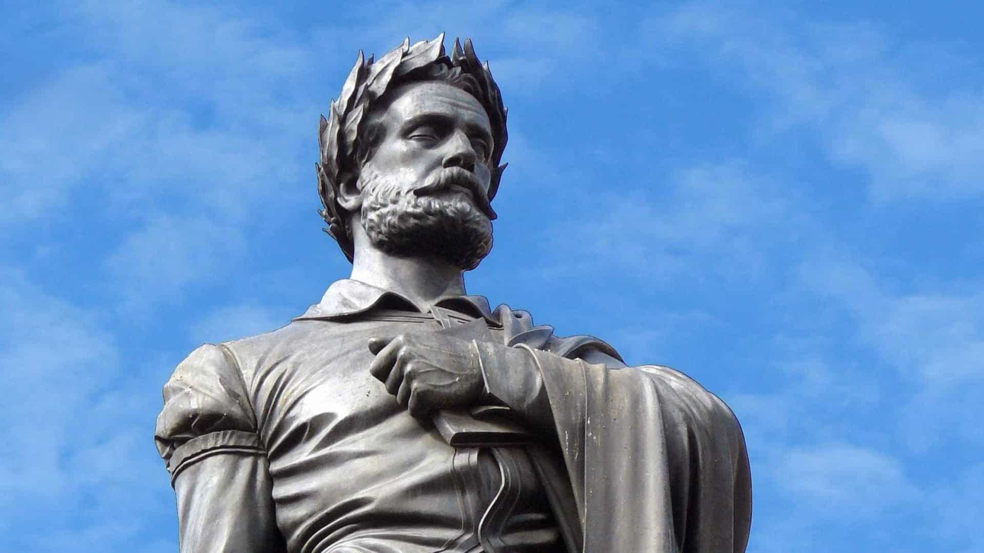 Livre réunit 500 sonnets sélectionnés à partir de l'infini poétique de Camões.