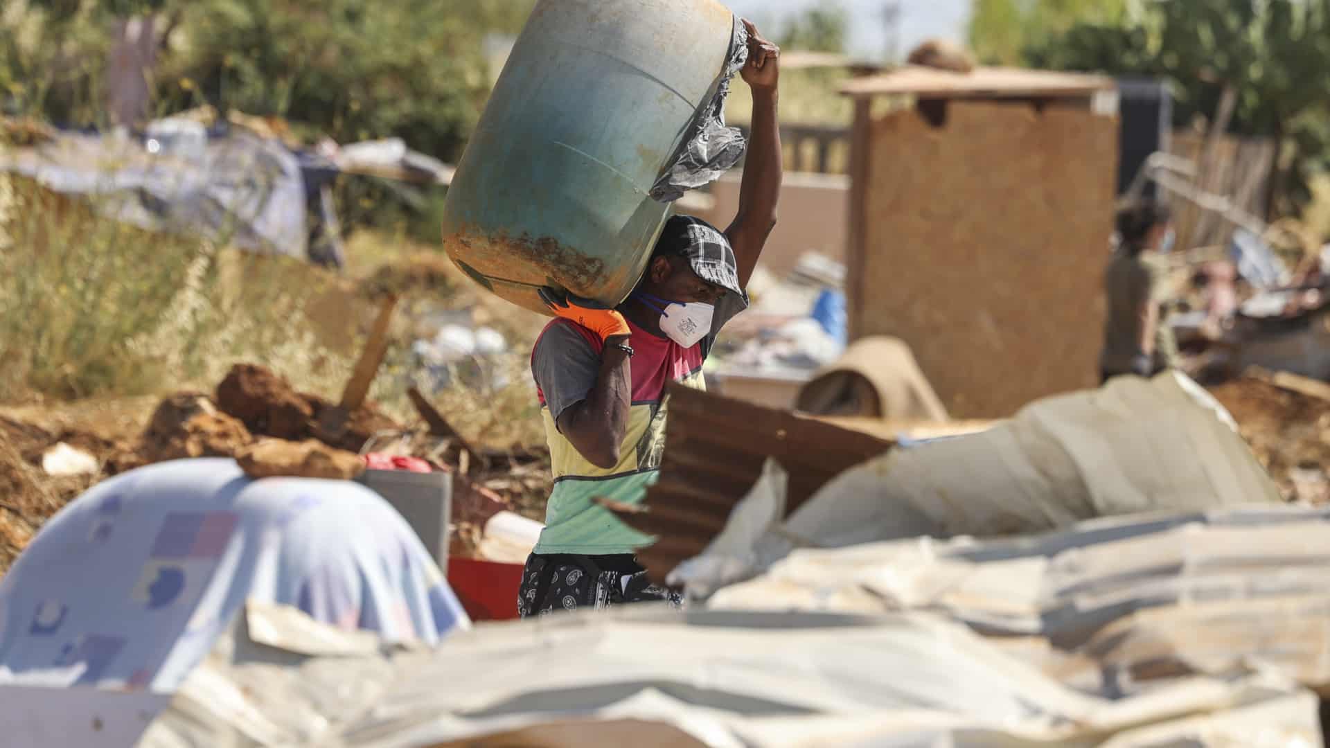 Loures. Des dizaines de bénévoles et de techniciens nettoient un quartier qui est devenu une décharge.
