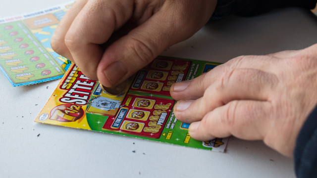 Jouez au ticket de grattage Voyez combien d'argent ce jeu a rapporté à la Santa Casa
