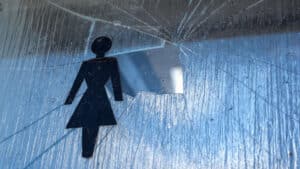 Menace et poursuit une femme avec qui il avait une "relation" après la fin de celle-ci.