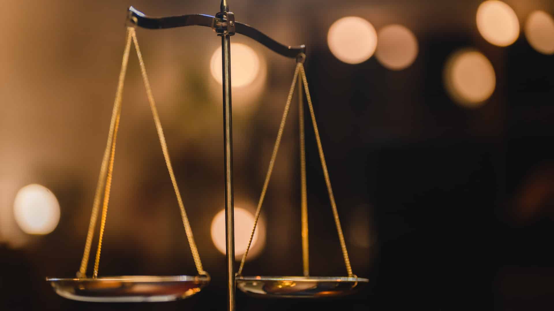 MP accuse neuf prévenus d'un réseau qui cambriolait des bijouteries dans le Haut Minho.