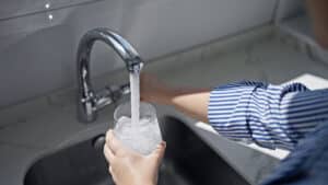 Nous gaspillons 12 piscines olympiques d'eau par heure.