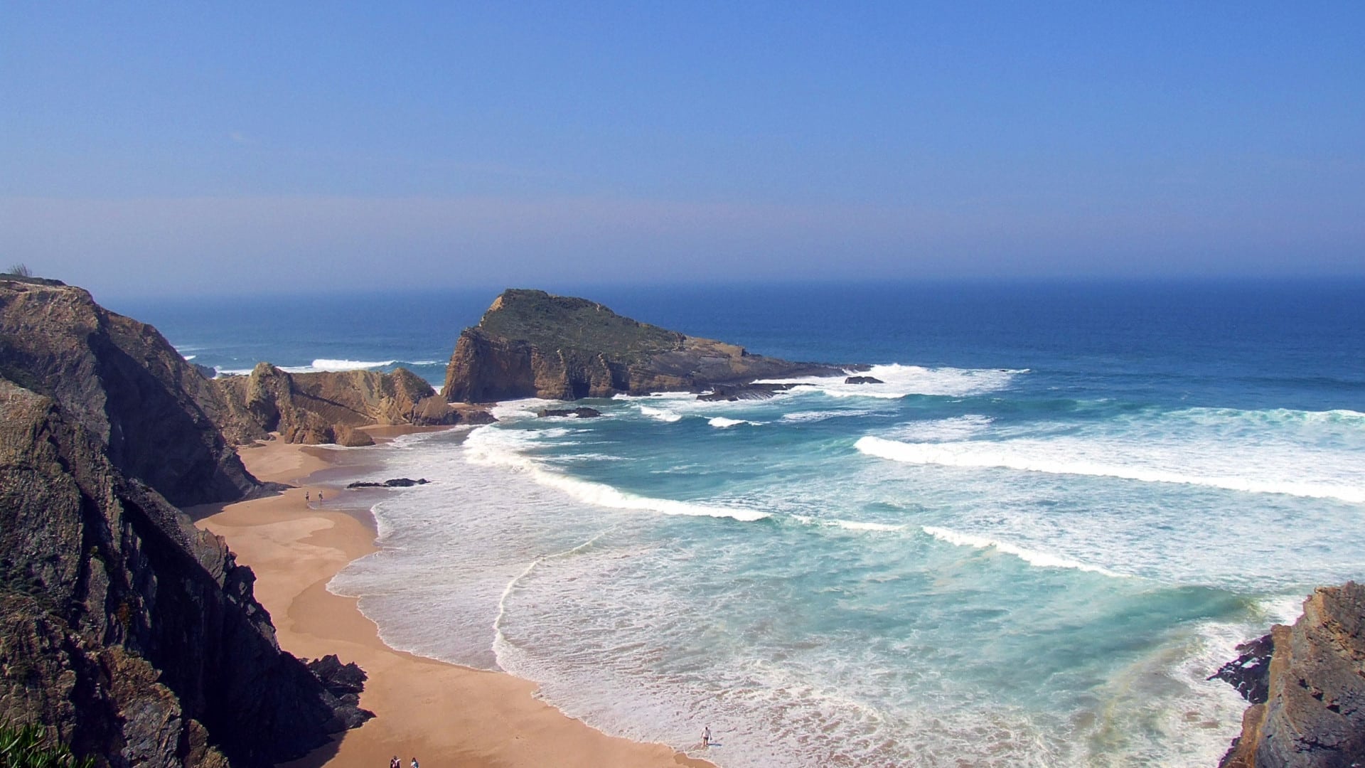 Odemira : Jeunes "pris entre falaise et eau". Sauvetage "dépend de la marée"