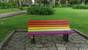 Oeiras célèbre l'égalité avec des bancs arc-en-ciel