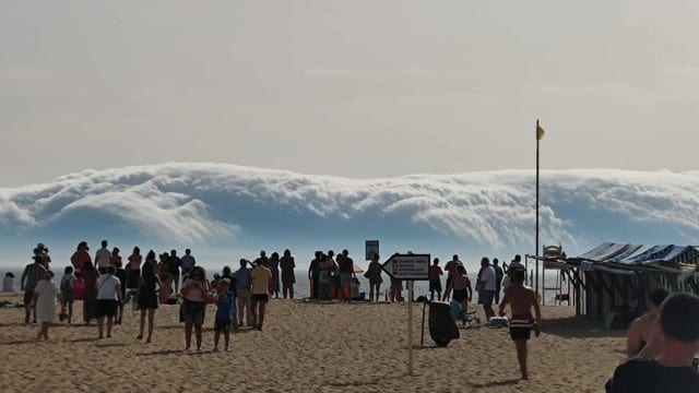 "Phénomène rare" a laissé les "baigneurs choqués". Le nuage rouleau fait la une à l'étranger.