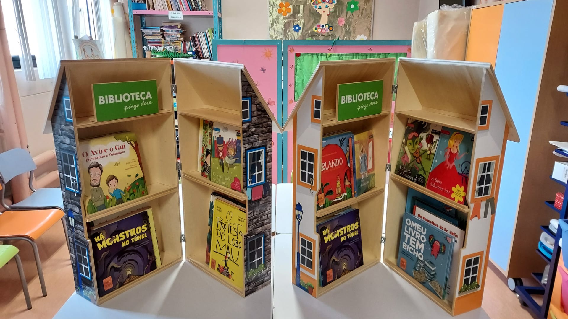 Pingo Doce fait don de bibliothèques avec des livres aux services pédiatriques.