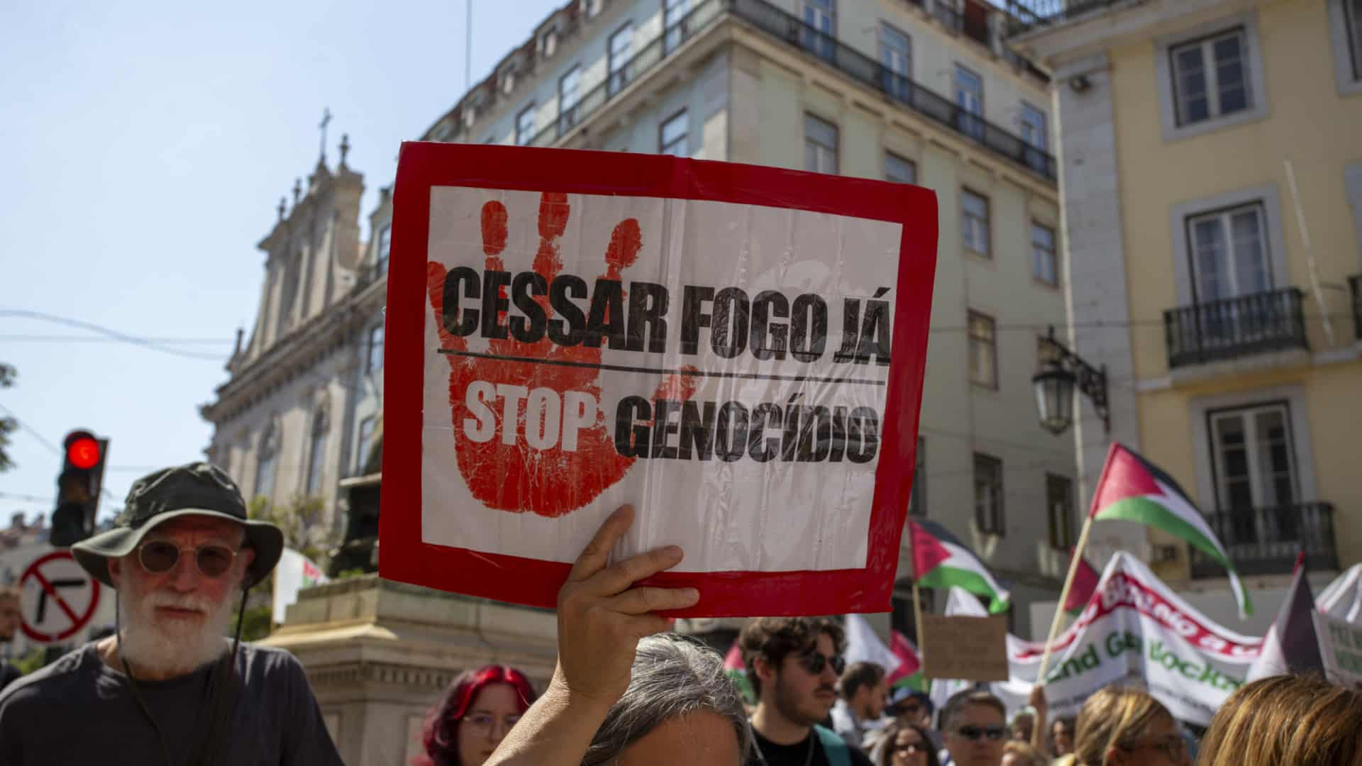 Plus d'une centaine manifestent à Lisbonne pour la fin de la faim à Gaza.