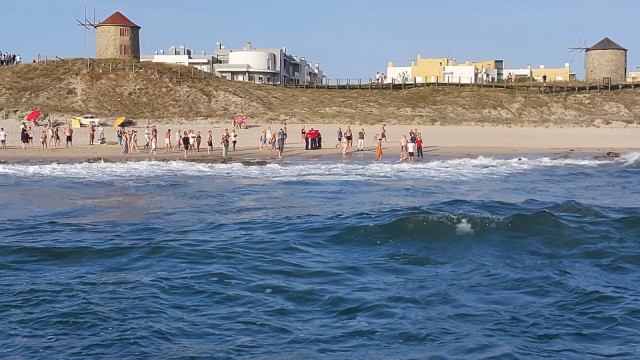 Homme et femme sauvés de la mer sur une plage non surveillée à Viana do Castelo