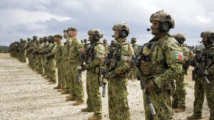 Près de 200 militaires de l'Armée et de la Marine partent pour la Roumanie.