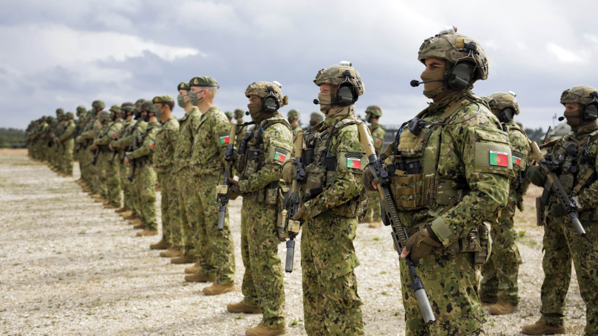 Près de 200 militaires de l'Armée et de la Marine partent pour la Roumanie.