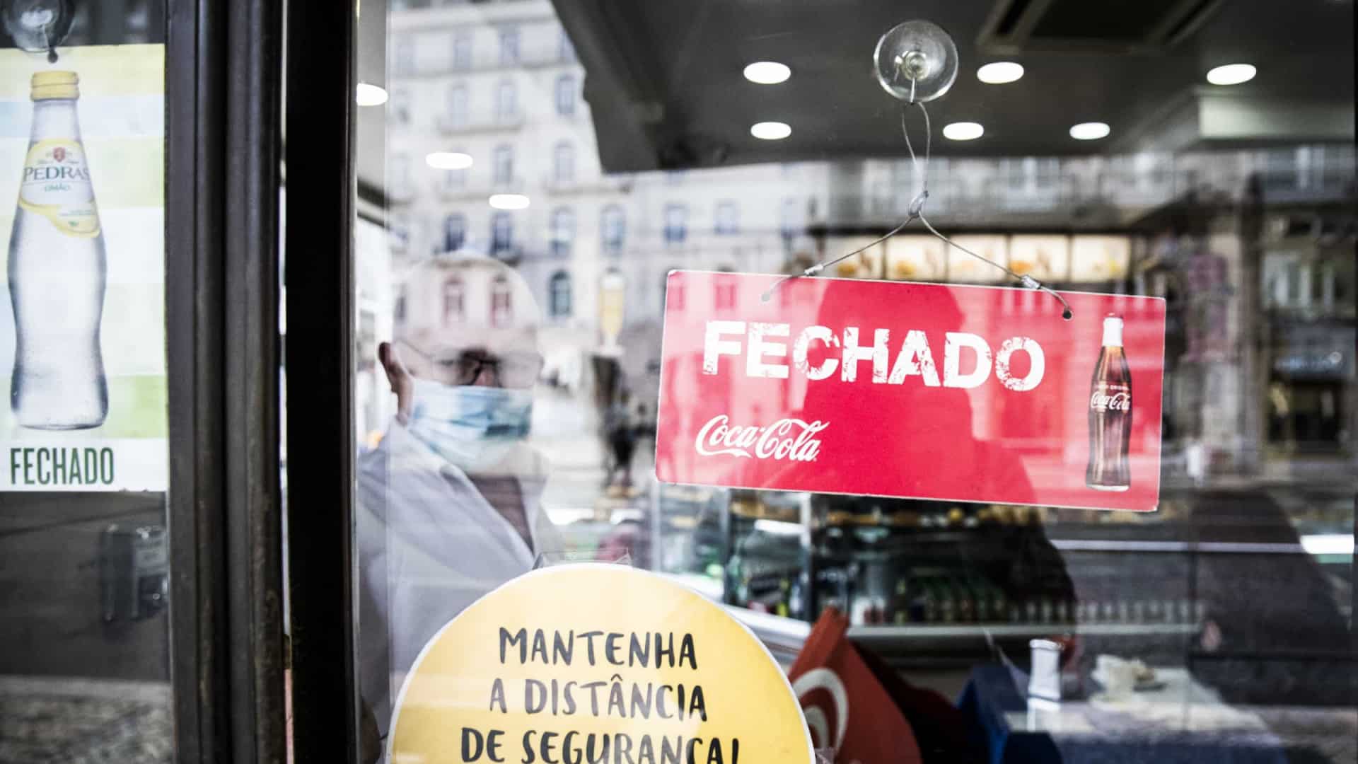 Près d'une centaine de personnes manifestent près de l'AHRESP pour de meilleurs salaires.