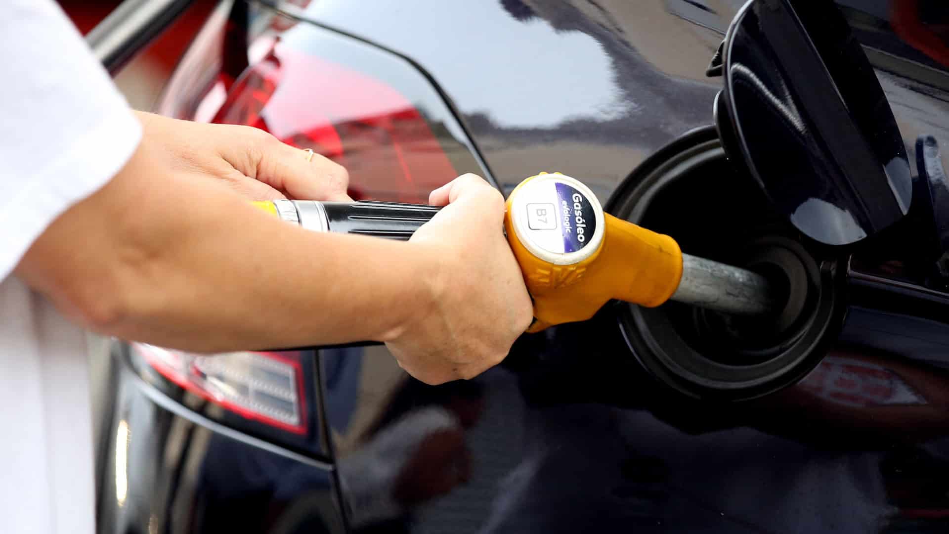 Profitez de la plage et faites le plein demain : les carburants vont baisser.