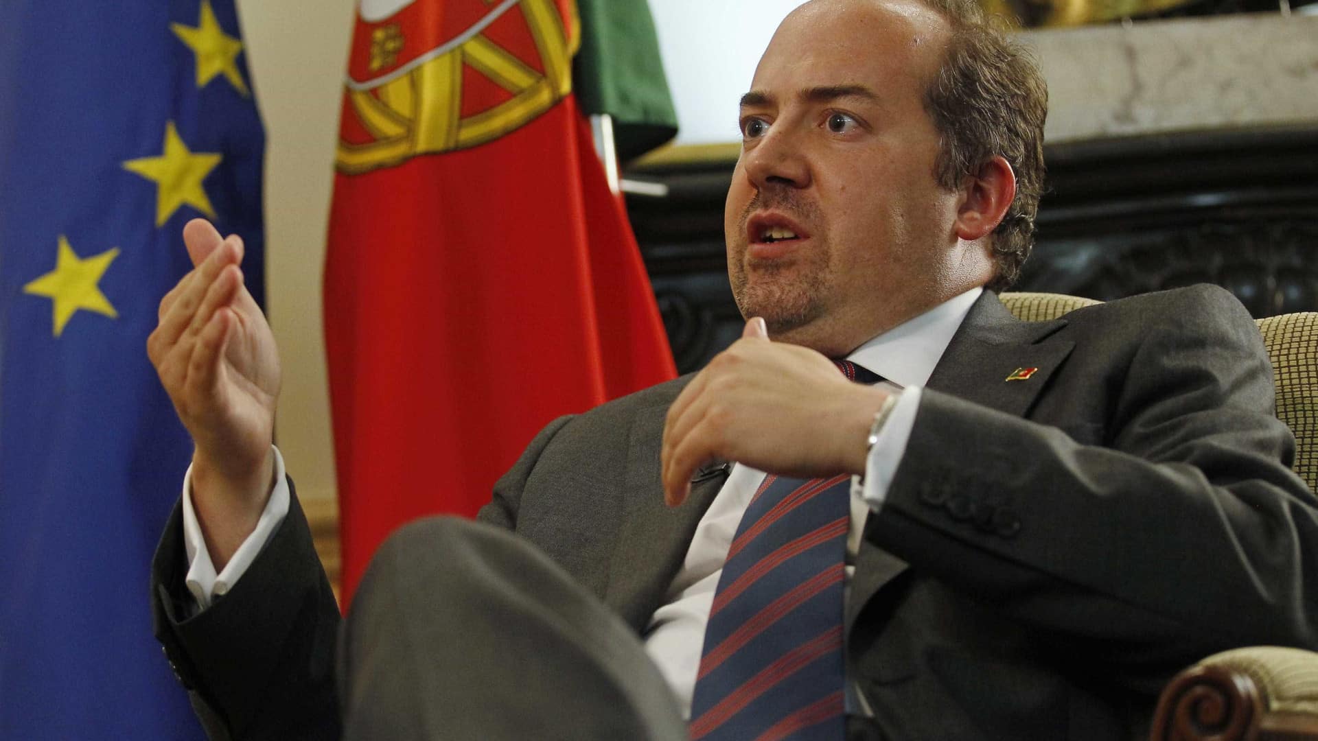 PSD et CDS louent le choix du nouveau gouverneur de la BdP, IL exprime des doutes.