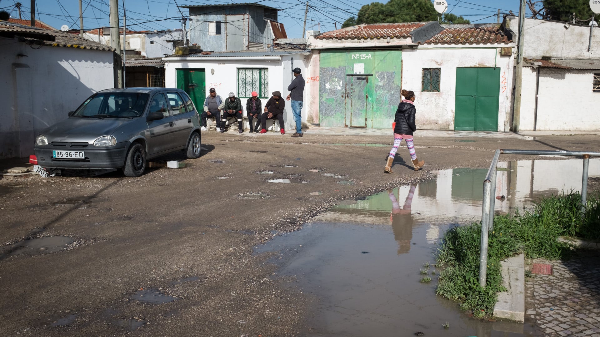 Quartiers illégaux. IL accuse la municipalité d'Almada de "échec politique prolongé".