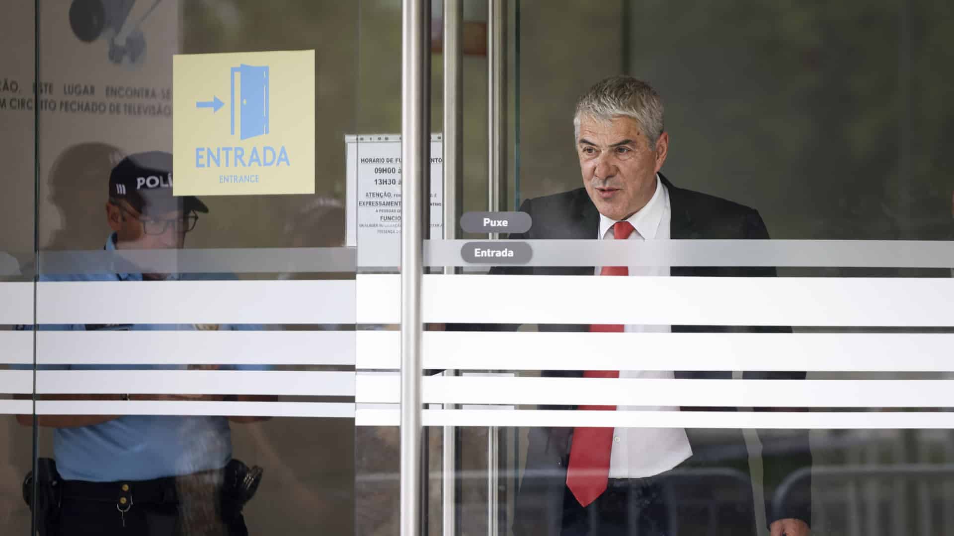 Relation refuse la demande de Socrates de récuser la juge et le condamne à une amende de 1.000€.