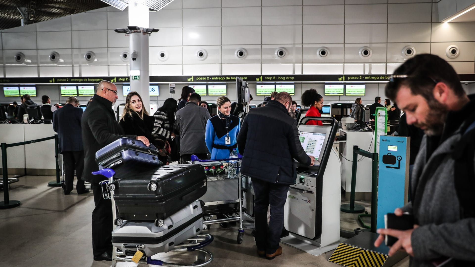 Ryanair dénonce des retards de 90 minutes dans les aéroports portugais.