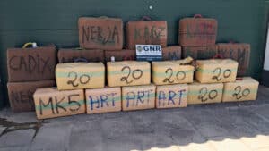 Saisissent des armes de guerre, une tonne de haschisch et 2 000 litres d'essence.