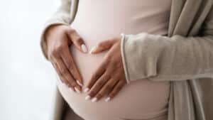 Sans urgences à Barreiro, une femme enceinte accouche dans la voiture en route pour Almada.