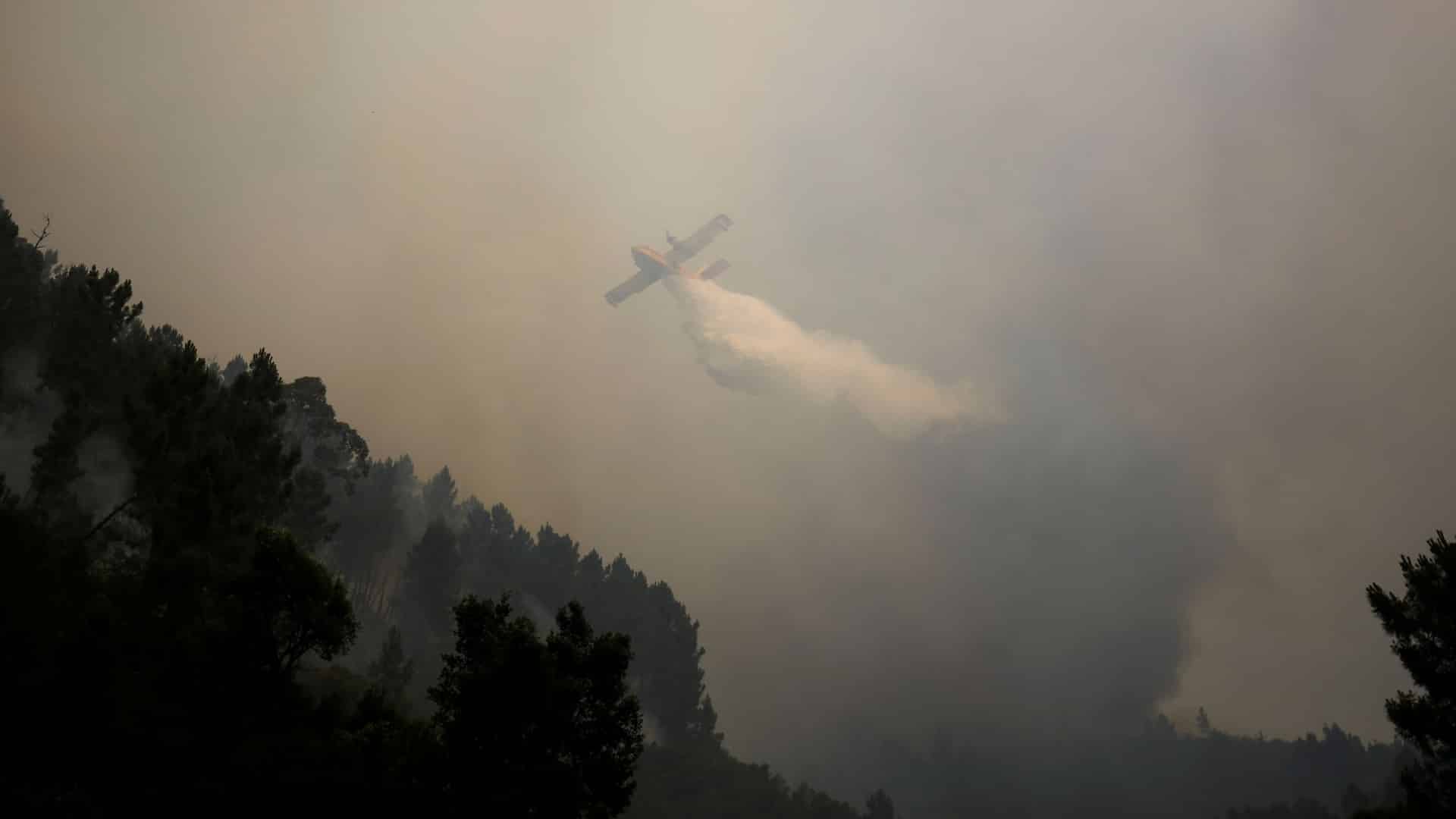 Sept moyens aériens combattent les flammes à Cinfães.
