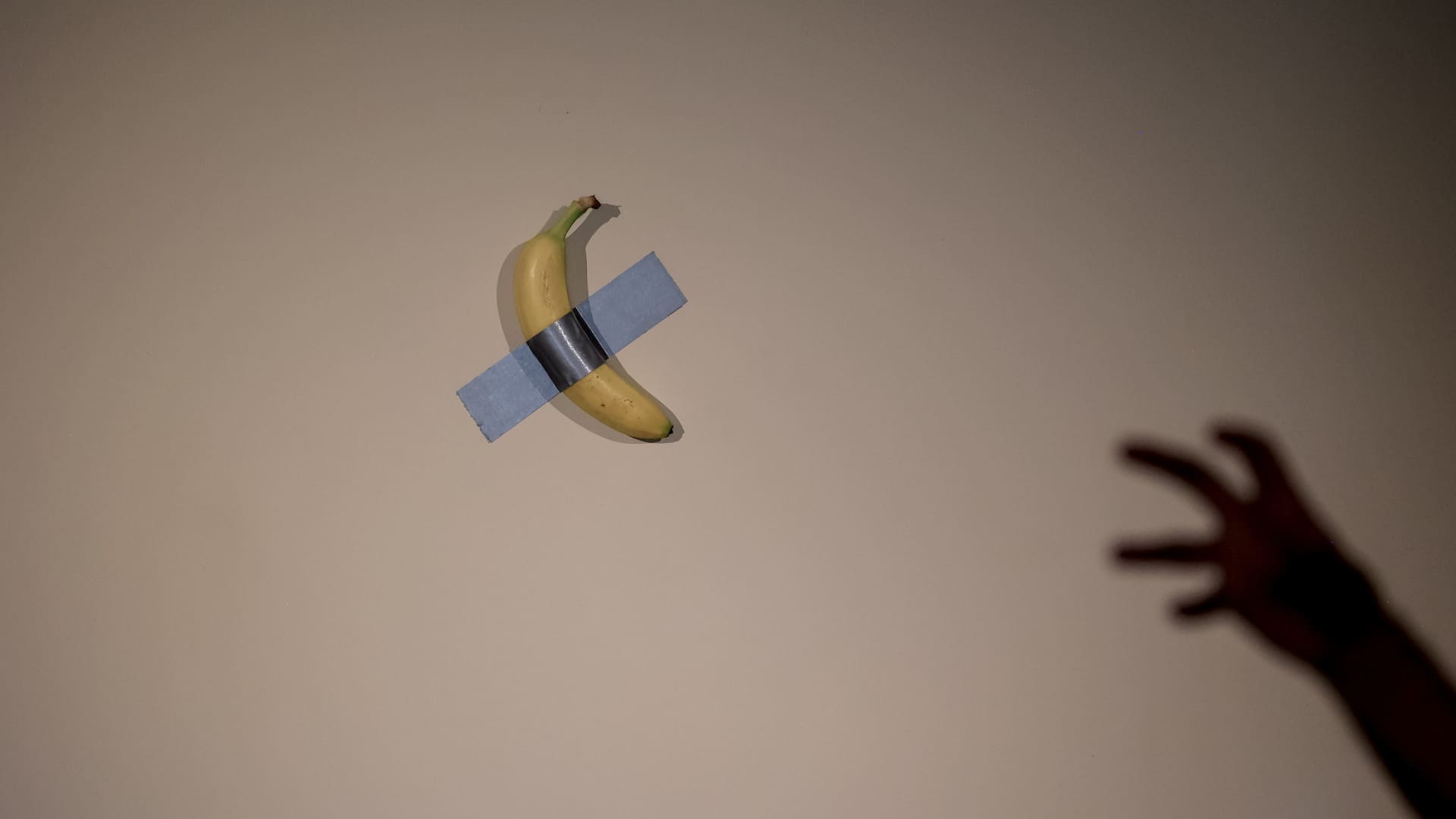 Serralves inaugure une exposition de Cattelan, auteur de la banane 'Comedian'