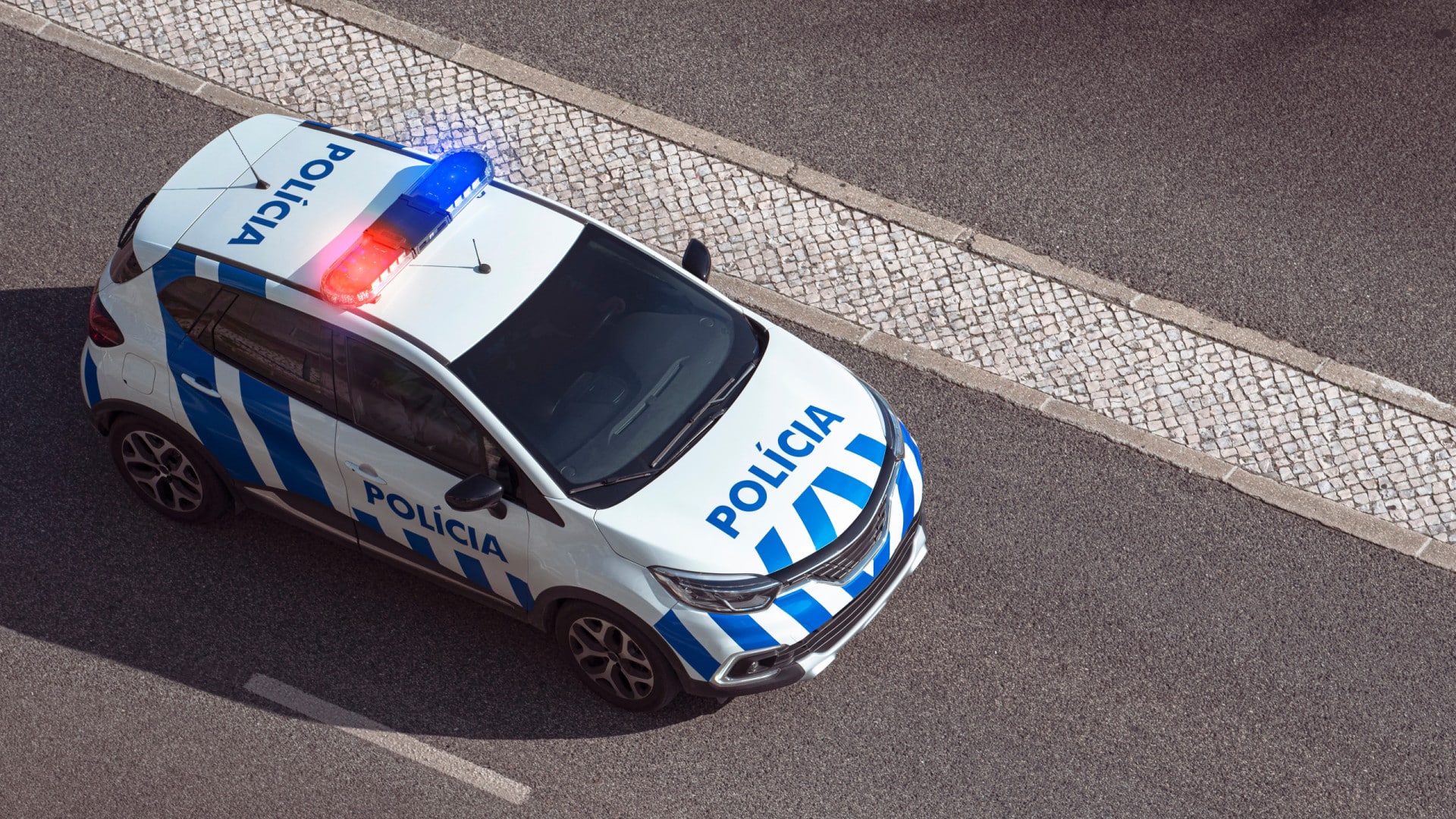 Simule un vol de moto après l'avoir jetée contre une voiture de patrouille de la PSP.