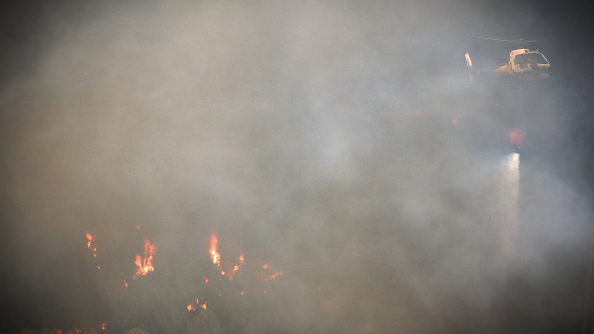 Six moyens aériens combattent un front actif d'incendie à Terras de Bouro.