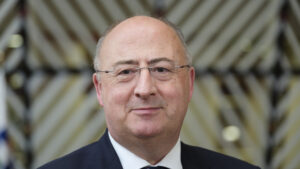 Tarifs : l'UE doit "faire preuve de patience" dans les négociations mais "riposter" si nécessaire.