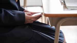 Téléphones portables ? Une étude reconnaît la difficulté du contrôle dans les grandes écoles.