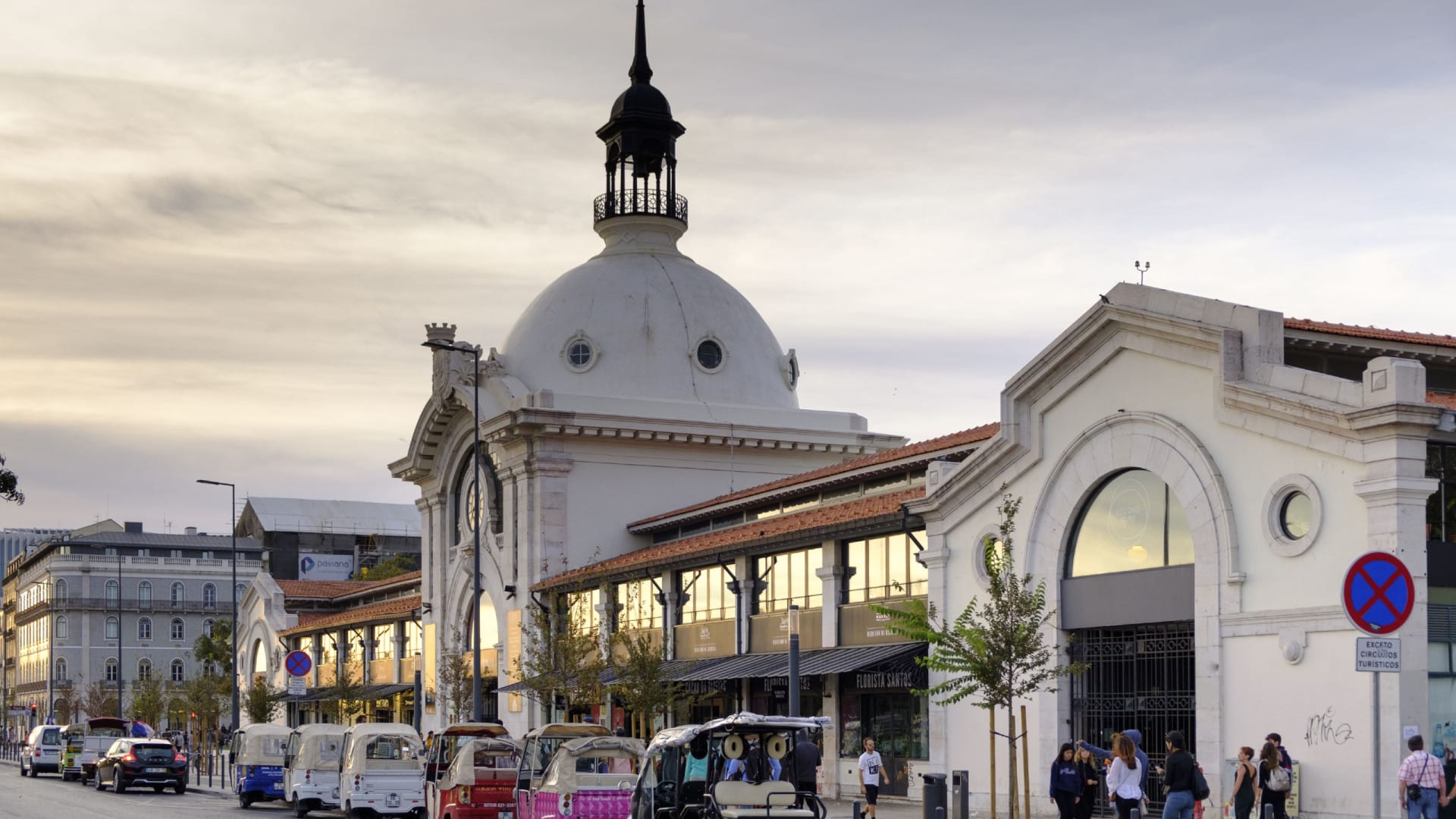 Time Out Market confirme des tirs dans la zone mais pas à l'intérieur des installations.