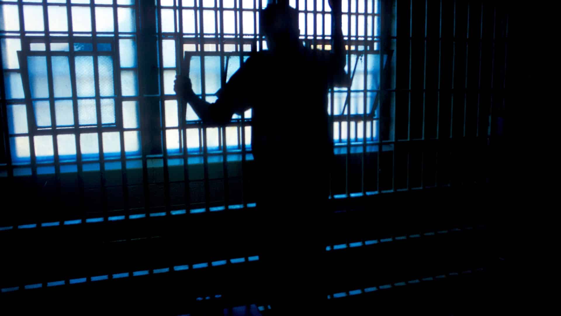 Trancoso. Met le feu à la scierie à cause d'un "conflit" avec le patron et tombe dans un puits