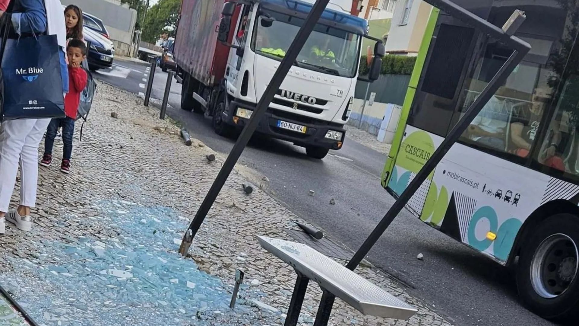 Trois blessés dans l'écart d'un autobus heurtant un arrêt à Cascais