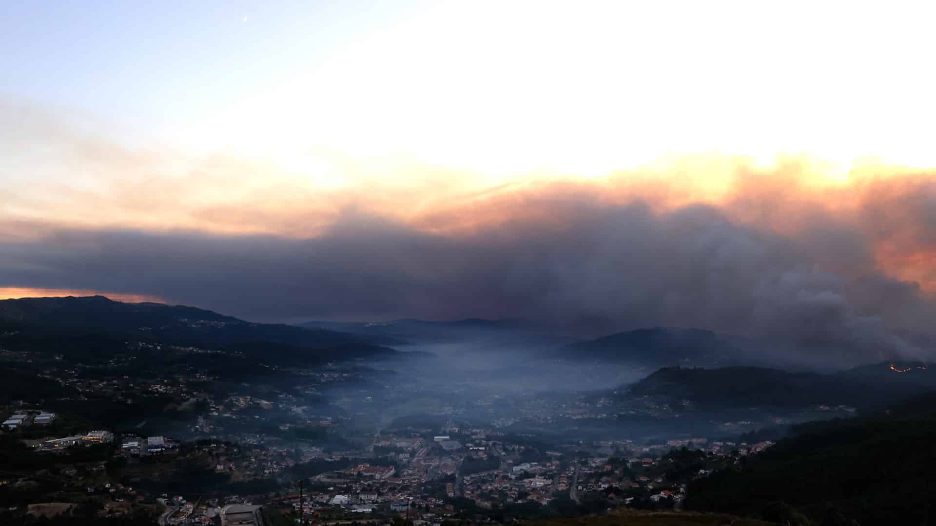 Trois routes nationales coupées dans trois districts en raison des incendies.