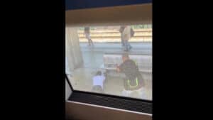 Un agent en civil défend une mère et ses enfants dans un train et est attaqué avec des ciseaux.