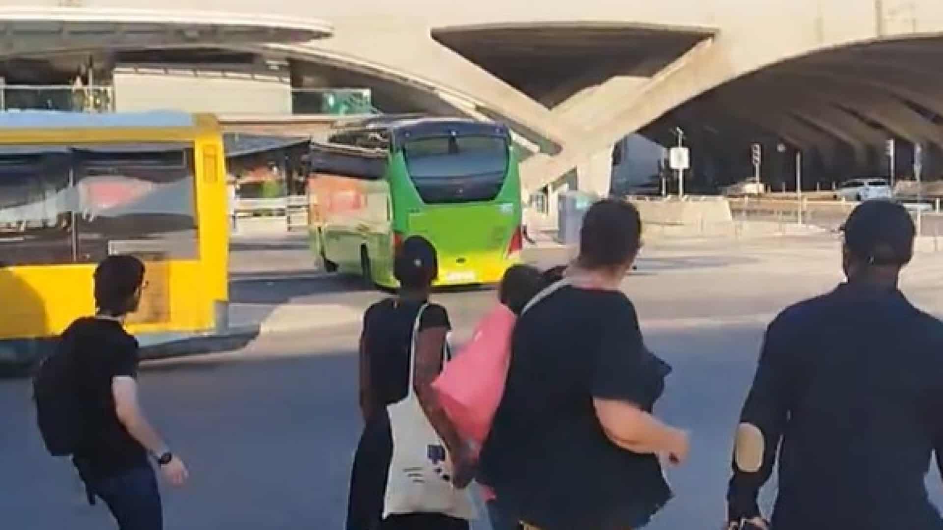 Un camion hors de contrôle heurte un établissement à la Gare do Oriente.