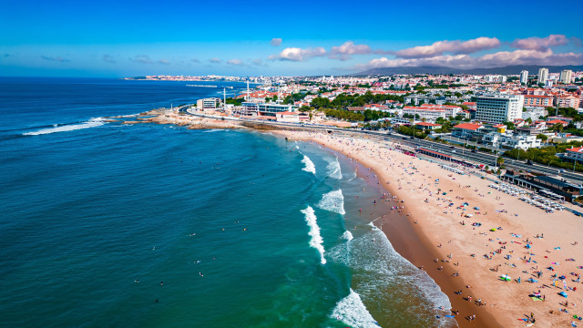 Homem baleado em restaurante na praia de Carcavelos. Atirador em fuga